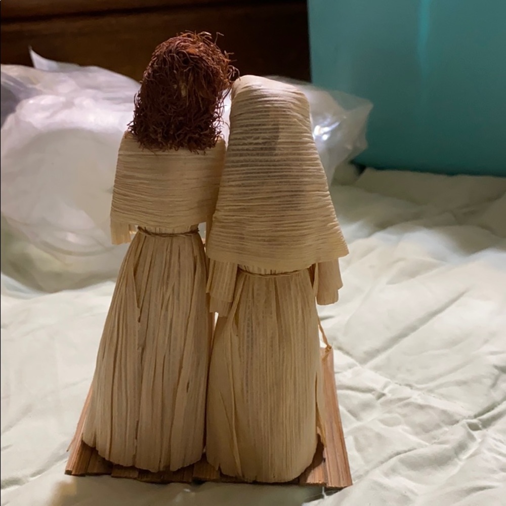 Small Manger Scene - Picture 3 of 4